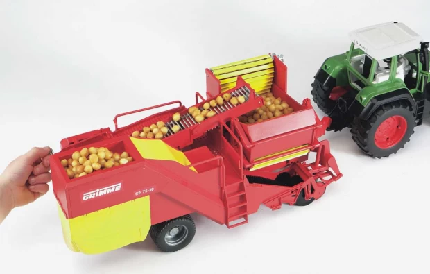 Bruder Картофелеуборочный комбайн Grimme SE 75-30 с картофелем